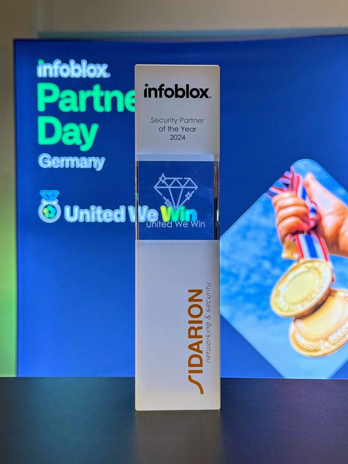 Trophäe Infoblox Security Partner of the Year 2024